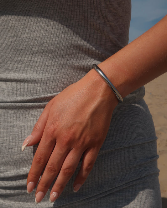 Minimalistische zilvere ronde armband van stainless steel met open achterkant