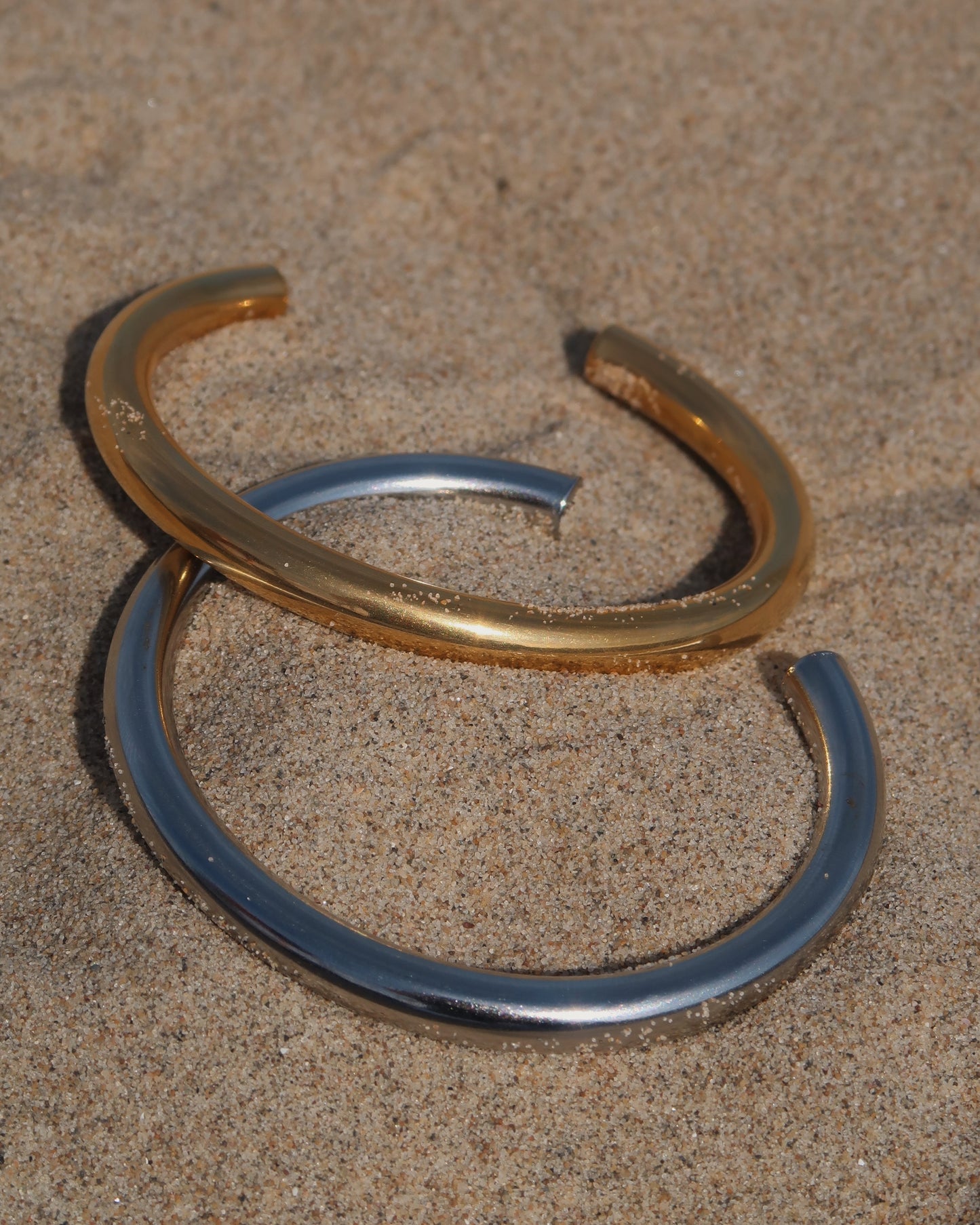 Minimalistische ronde armband van stainless steel met open achterkant, in goud en zilver