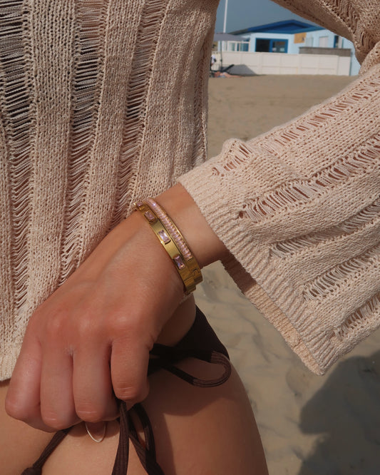 Gouden bangle set met vierkante roze steentjes en roze detail, stainless steel