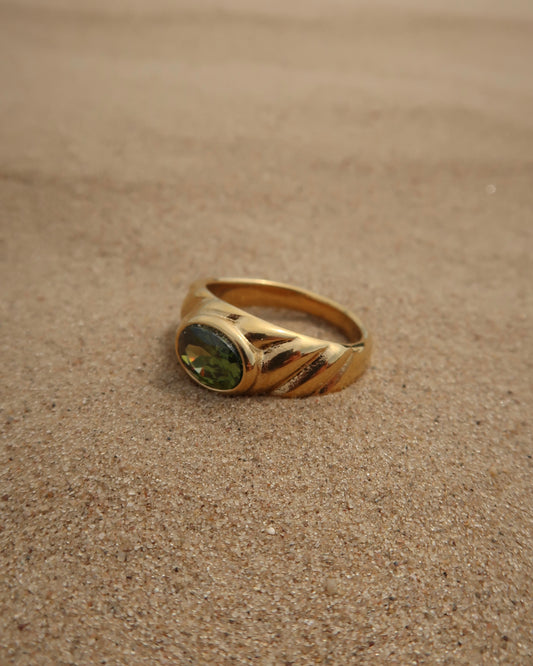 Ember Ring: elegante gouden ring met reliëf en groene steen als eyecatcher. Chique uitstraling, stainless steel en waterproof.