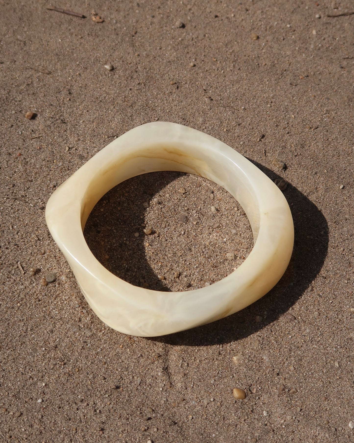 Corsica Bangle, zomer armband, Hot Sea Collection, amber bangle, parelwit bangle, dames armband zomer, strand sieraden.