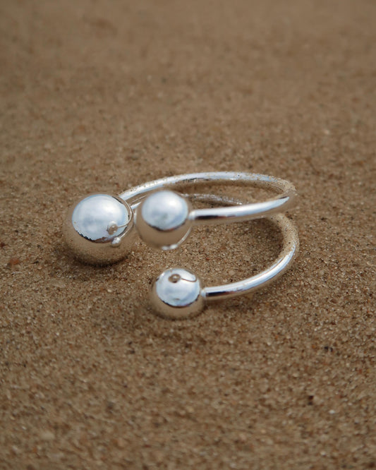 Roundz Ring: zilverkleurige ring met uniek bolletjesdesign. Gemaakt van stainless steel en waterproof.