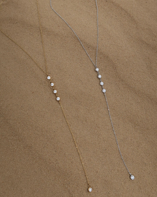 Minimalistische ketting met subtiele hanger, verkrijgbaar in goud en zilver. Gemaakt van stainless steel en waterproof.