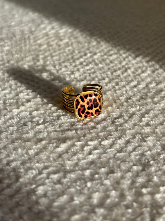 Gouden ring met vierkante panterprint steen, verstelbaar, stainless steel en waterproof.