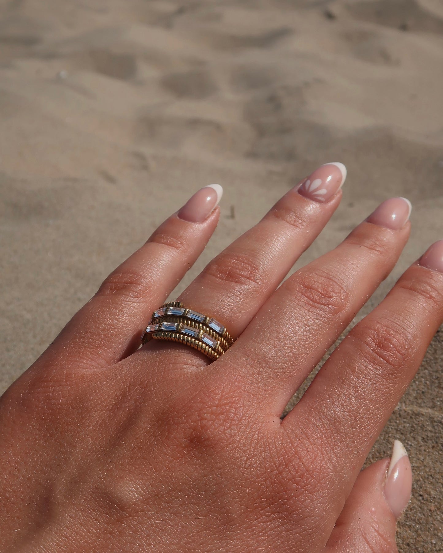 Goudkleurige statement ring met twee rijen zilveren steentjes en verfijnde details – waterproof en stainless steel.