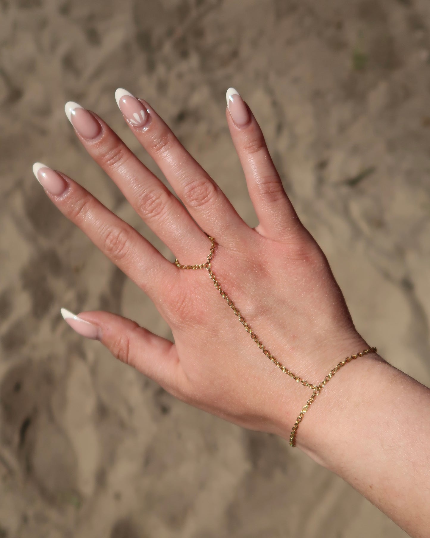 Gouden hand chain met verfijnd ontwerp, verstelbare armband en aangesloten ring – gemaakt van stainless steel