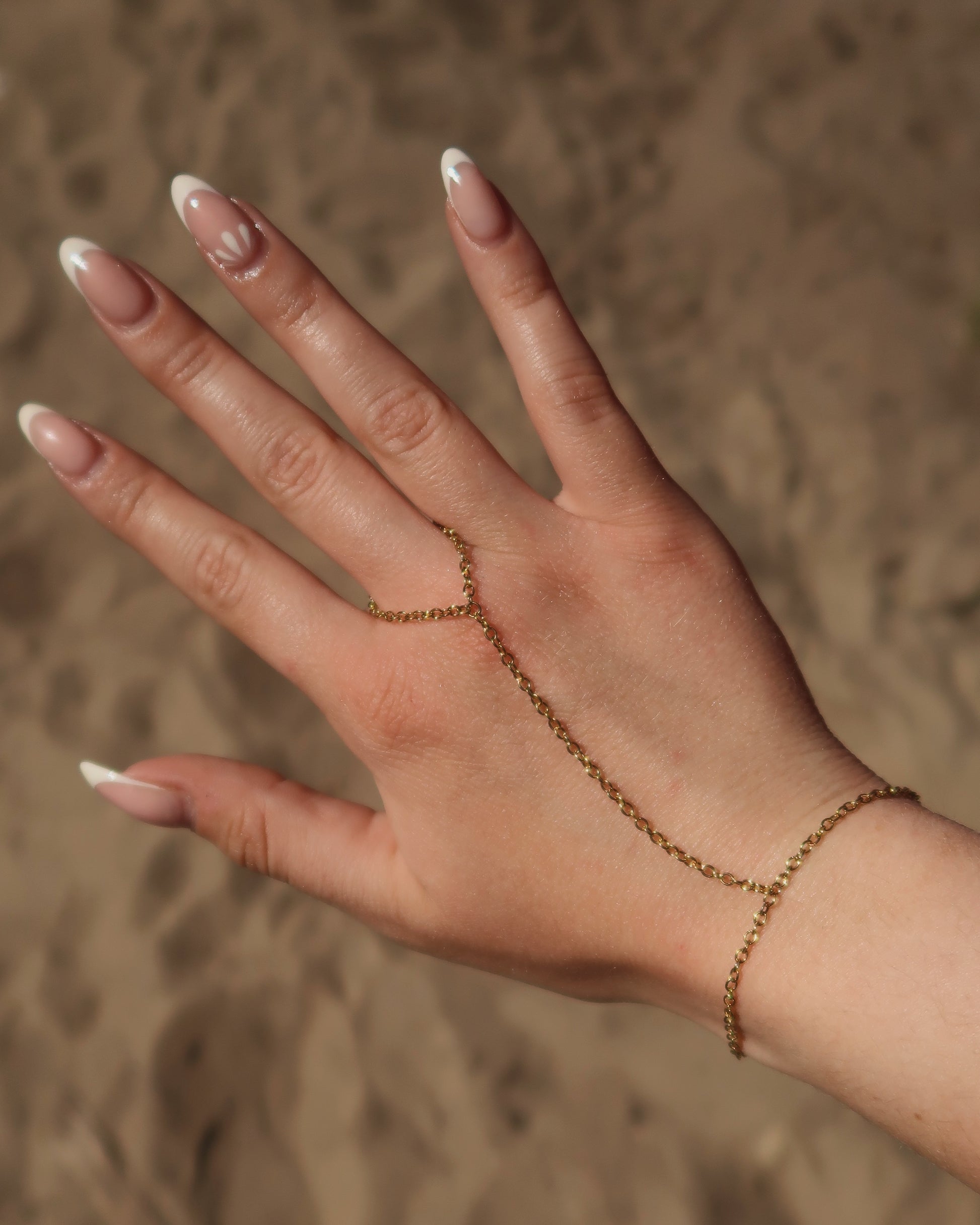 Gouden hand chain met verfijnd ontwerp, verstelbare armband en aangesloten ring – gemaakt van stainless steel