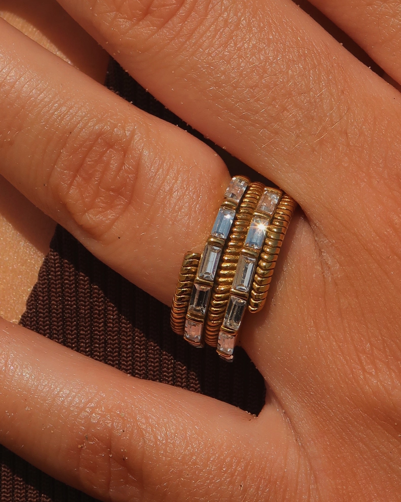 Goudkleurige statement ring met twee rijen zilveren steentjes en verfijnde details – waterproof en stainless steel.