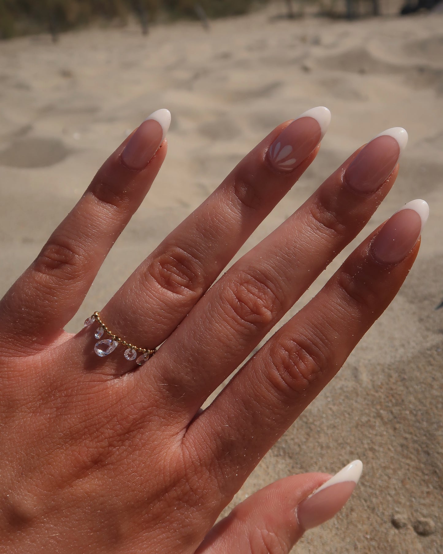 Verstelbare stainless steel ring met bolletjesbandje en hangende druppelvormige steentjes, verkrijgbaar in goud en zilver