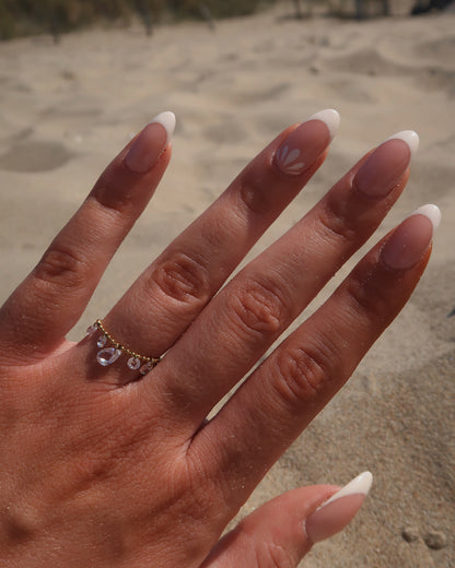 Verstelbare stainless steel ring met bolletjesbandje en hangende druppelvormige steentjes, verkrijgbaar in goud en zilver