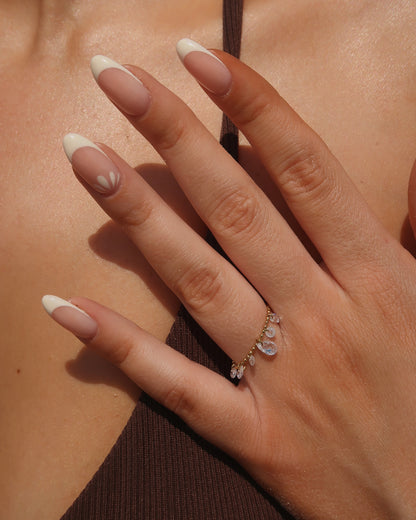 Verstelbare stainless steel ring met bolletjesbandje en hangende druppelvormige steentjes, verkrijgbaar in goud en zilver