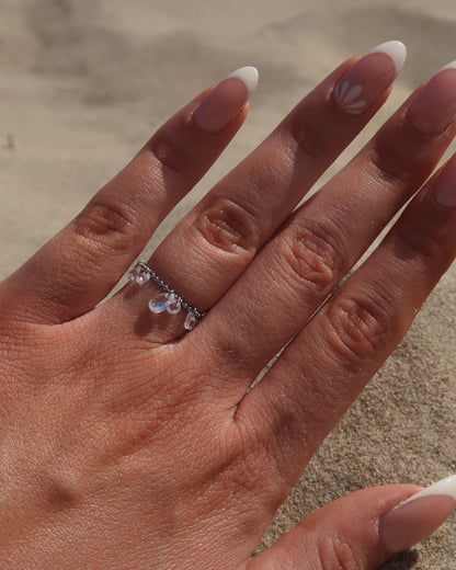 Verstelbare stainless steel ring met bolletjesbandje en hangende druppelvormige steentjes, verkrijgbaar in goud en zilver