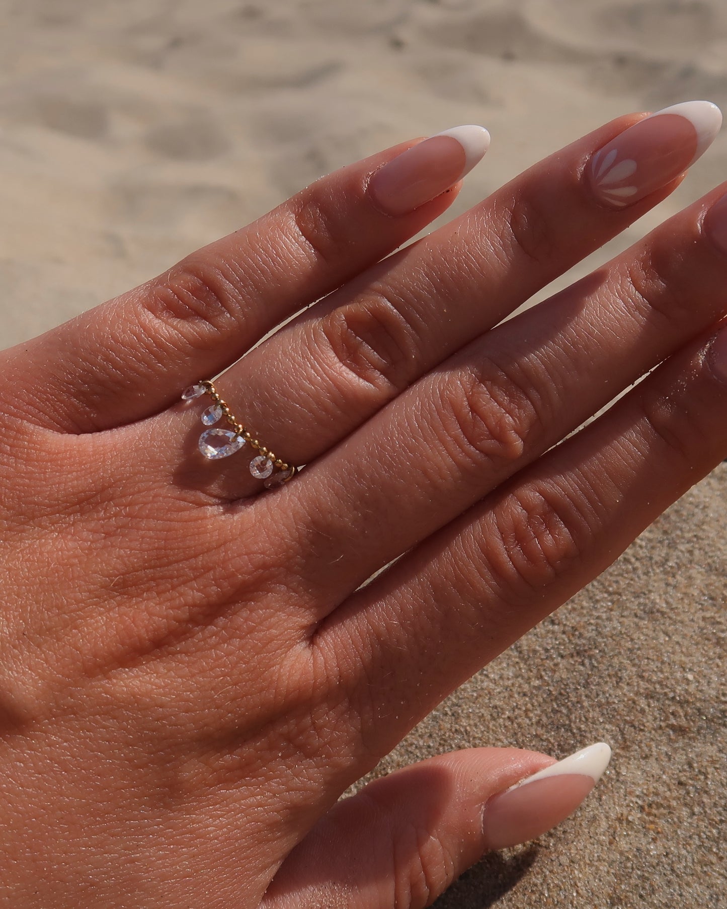 Verstelbare stainless steel ring met bolletjesbandje en hangende druppelvormige steentjes, verkrijgbaar in goud en zilver