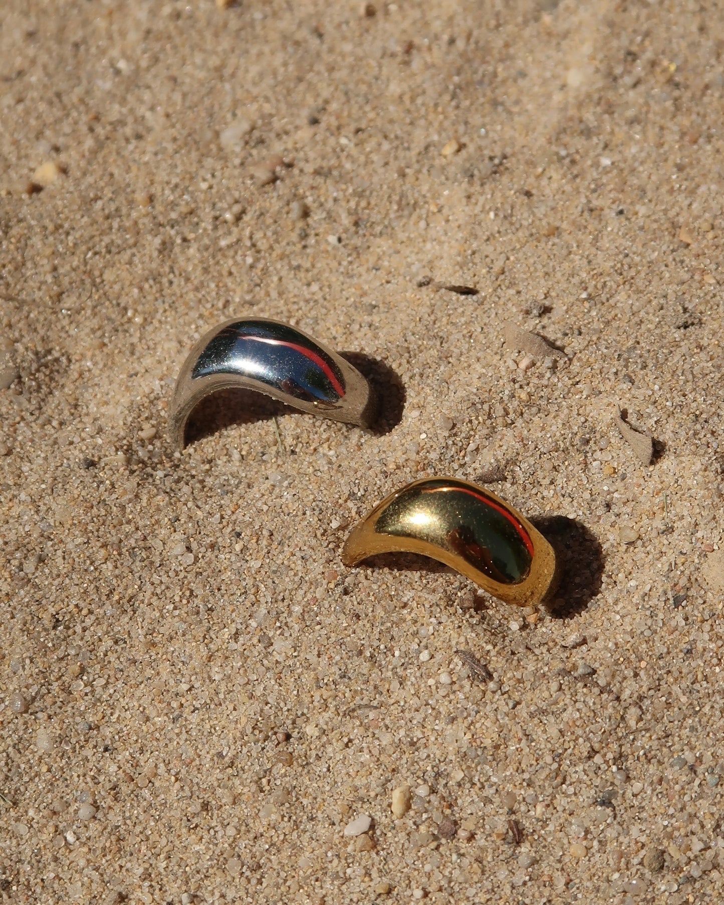 Goud- of zilverkleurige ring met wavy design en gladde afwerking