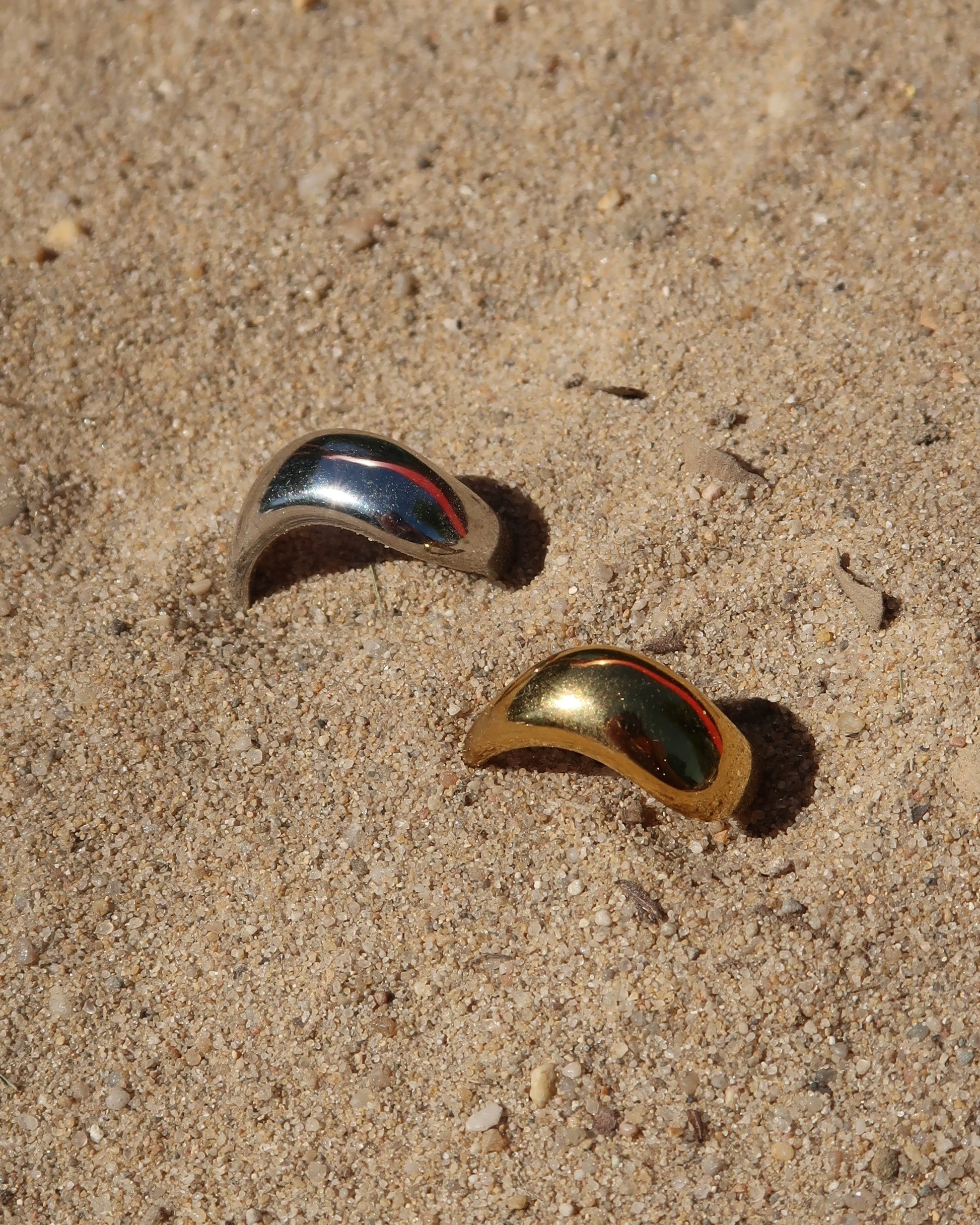 Goud- of zilverkleurige ring met wavy design en gladde afwerking