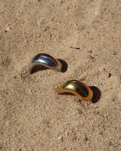 Goud- of zilverkleurige ring met wavy design en gladde afwerking