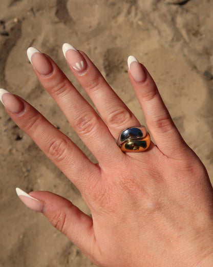 Goud- of zilverkleurige ring met wavy design en gladde afwerking