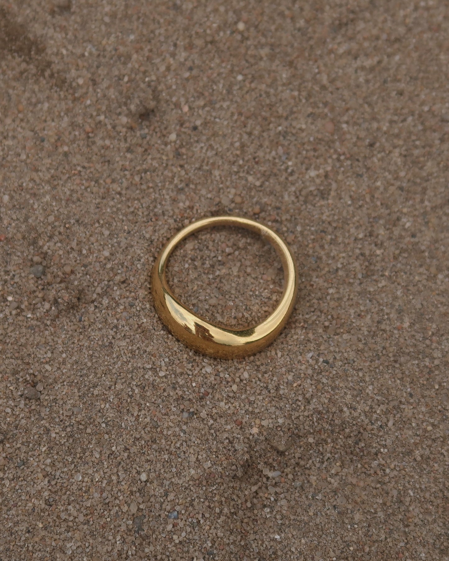 Goud- of zilverkleurige ring met wavy design en gladde afwerking
