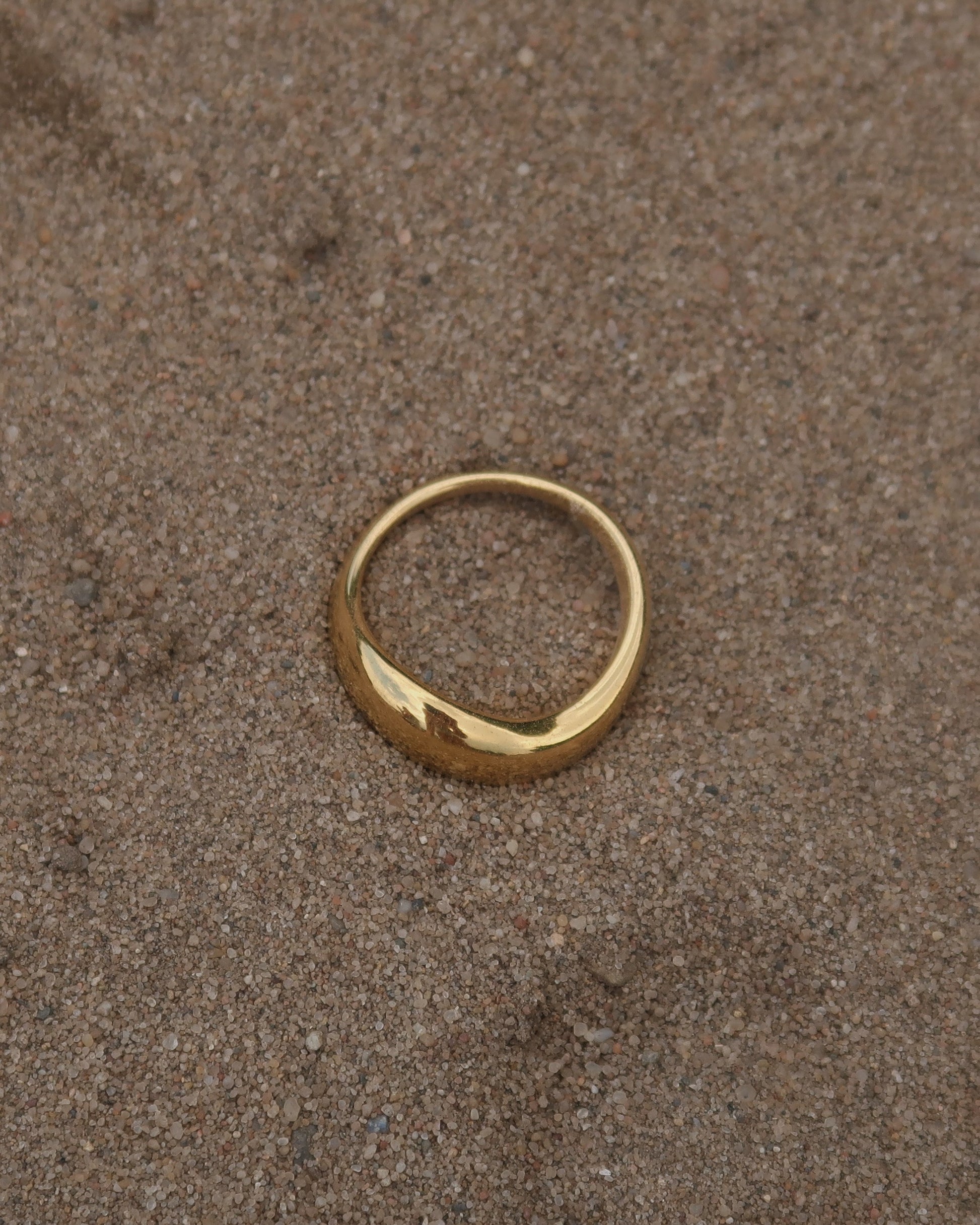 Goud- of zilverkleurige ring met wavy design en gladde afwerking