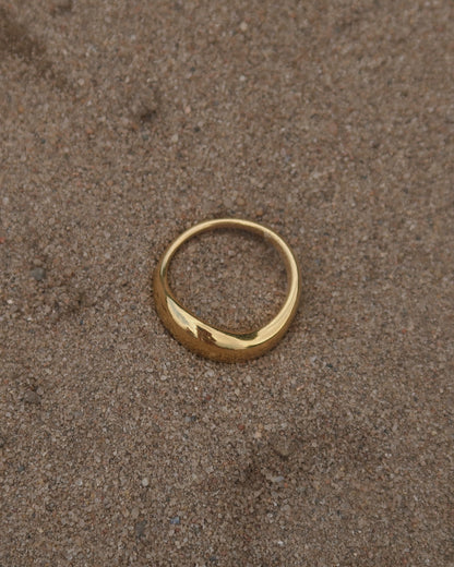 Goud- of zilverkleurige ring met wavy design en gladde afwerking