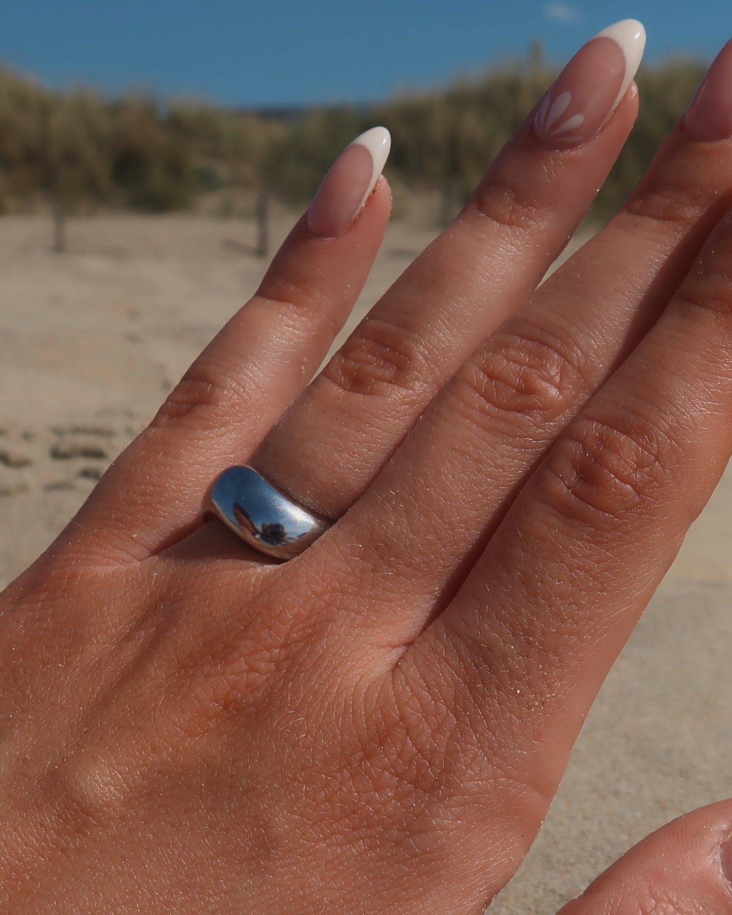 Goud- of zilverkleurige ring met wavy design en gladde afwerking