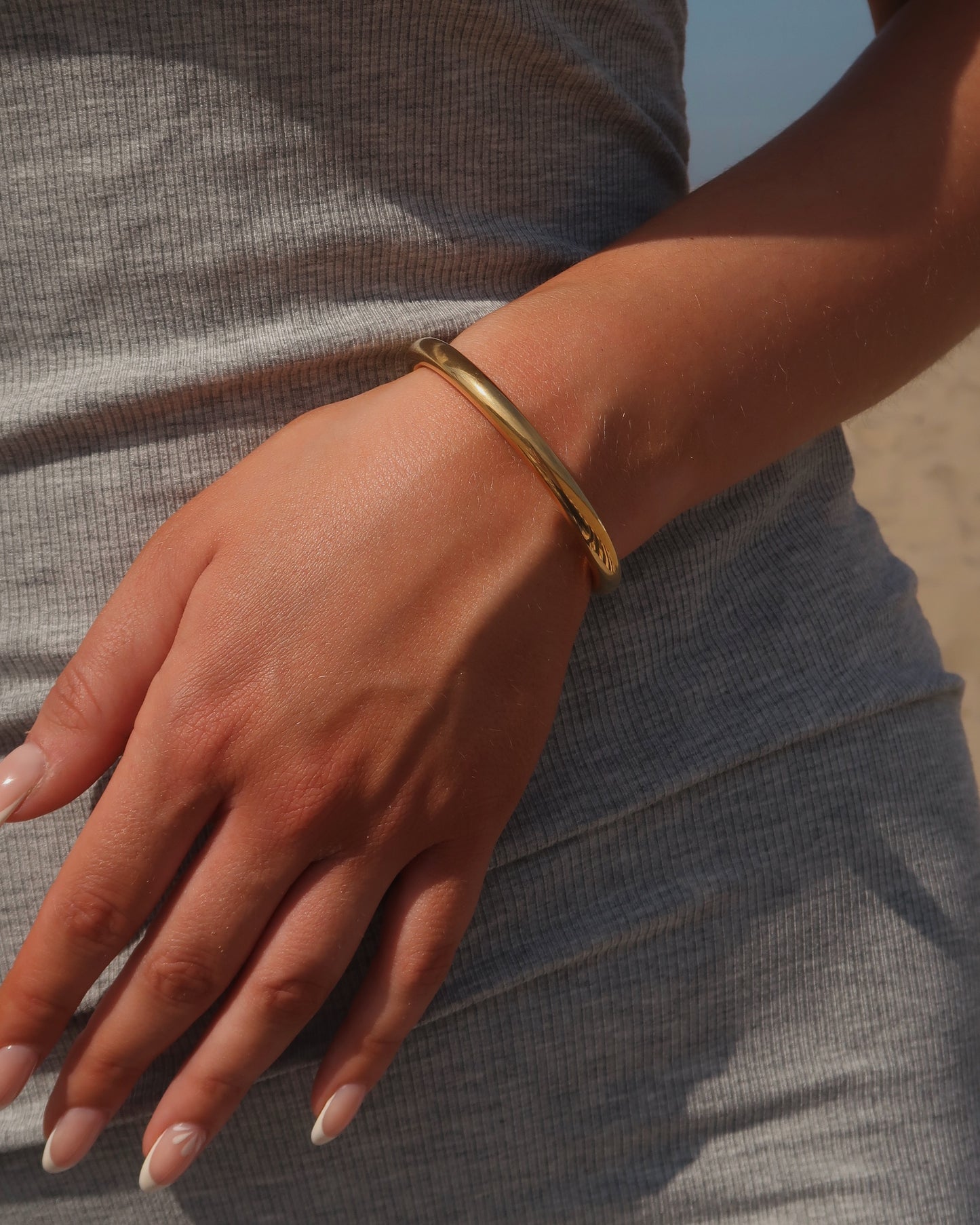 Minimalistische zilvere ronde armband van stainless steel met open achterkant 