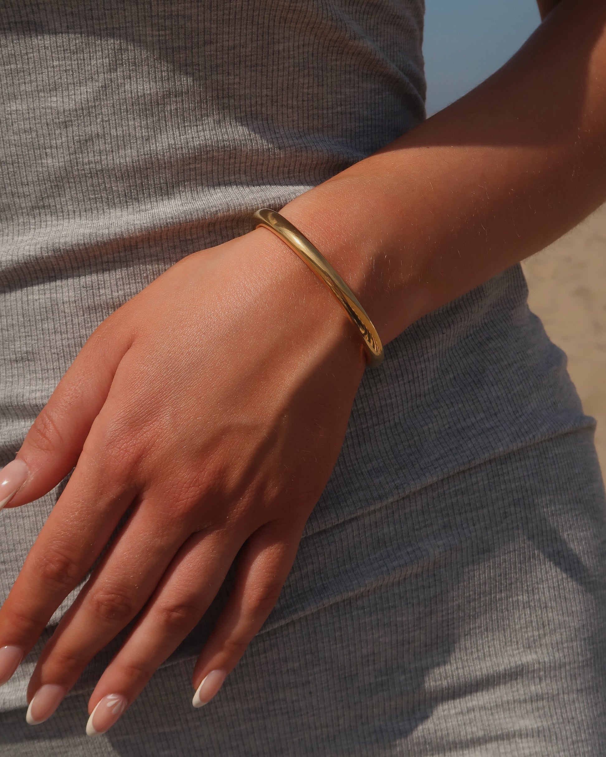 Minimalistische zilvere ronde armband van stainless steel met open achterkant 