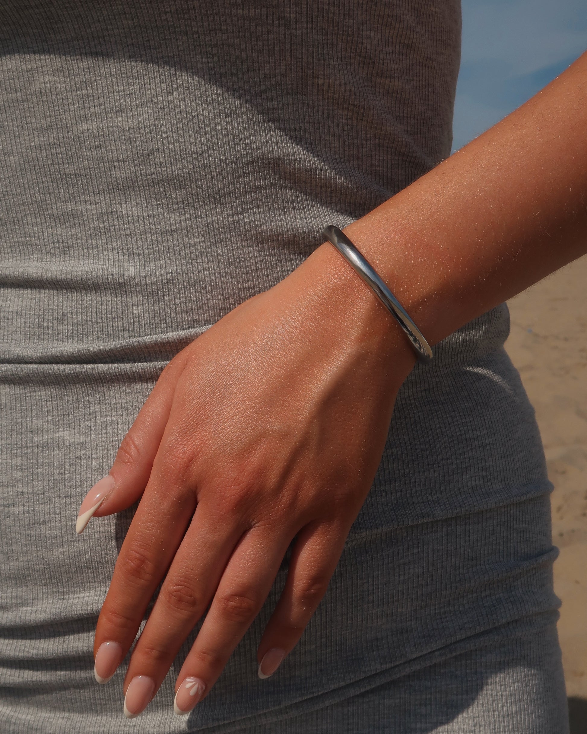 Minimalistische zilvere ronde armband van stainless steel met open achterkant 