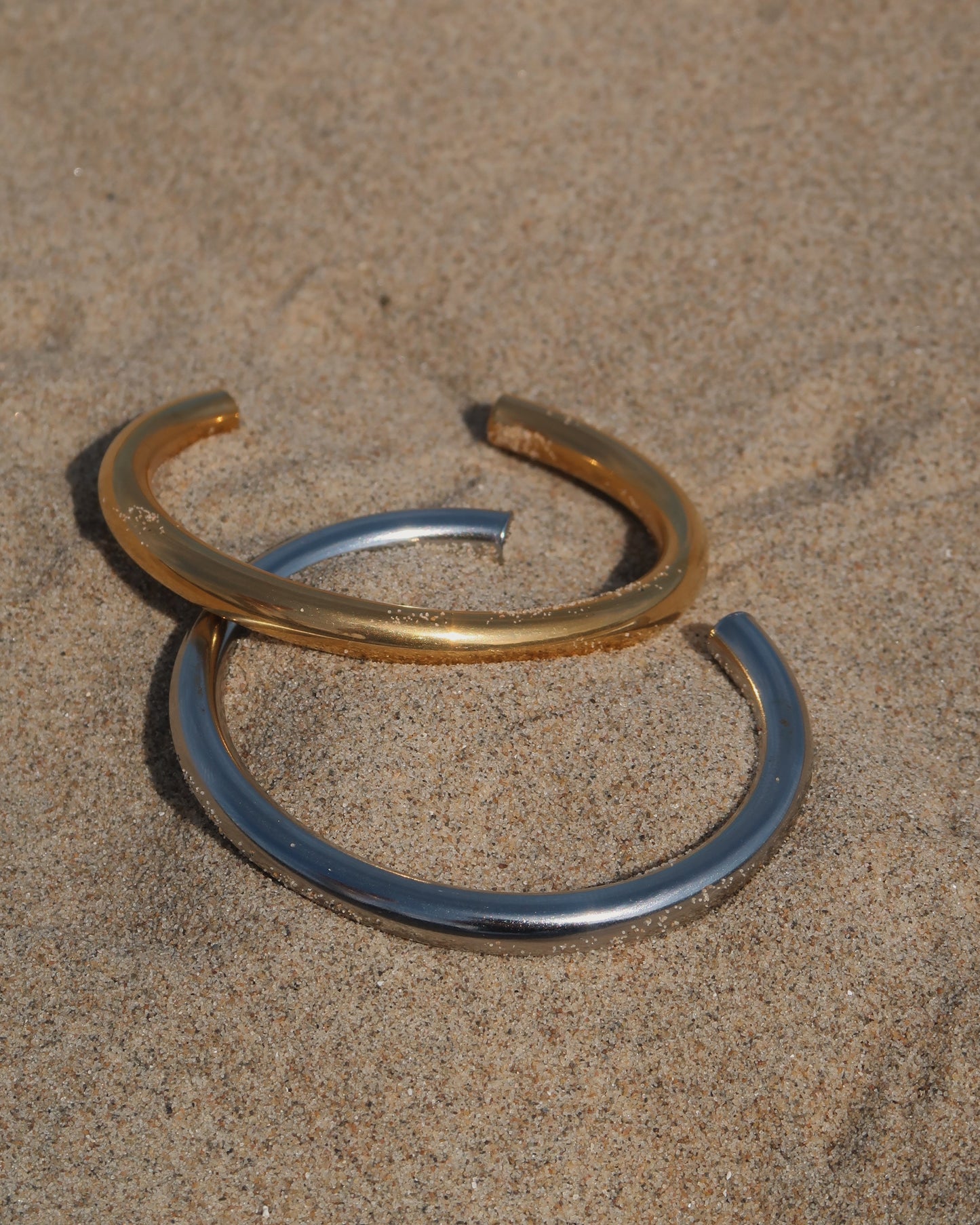 Minimalistische ronde armband van stainless steel met open achterkant, in goud en zilver 