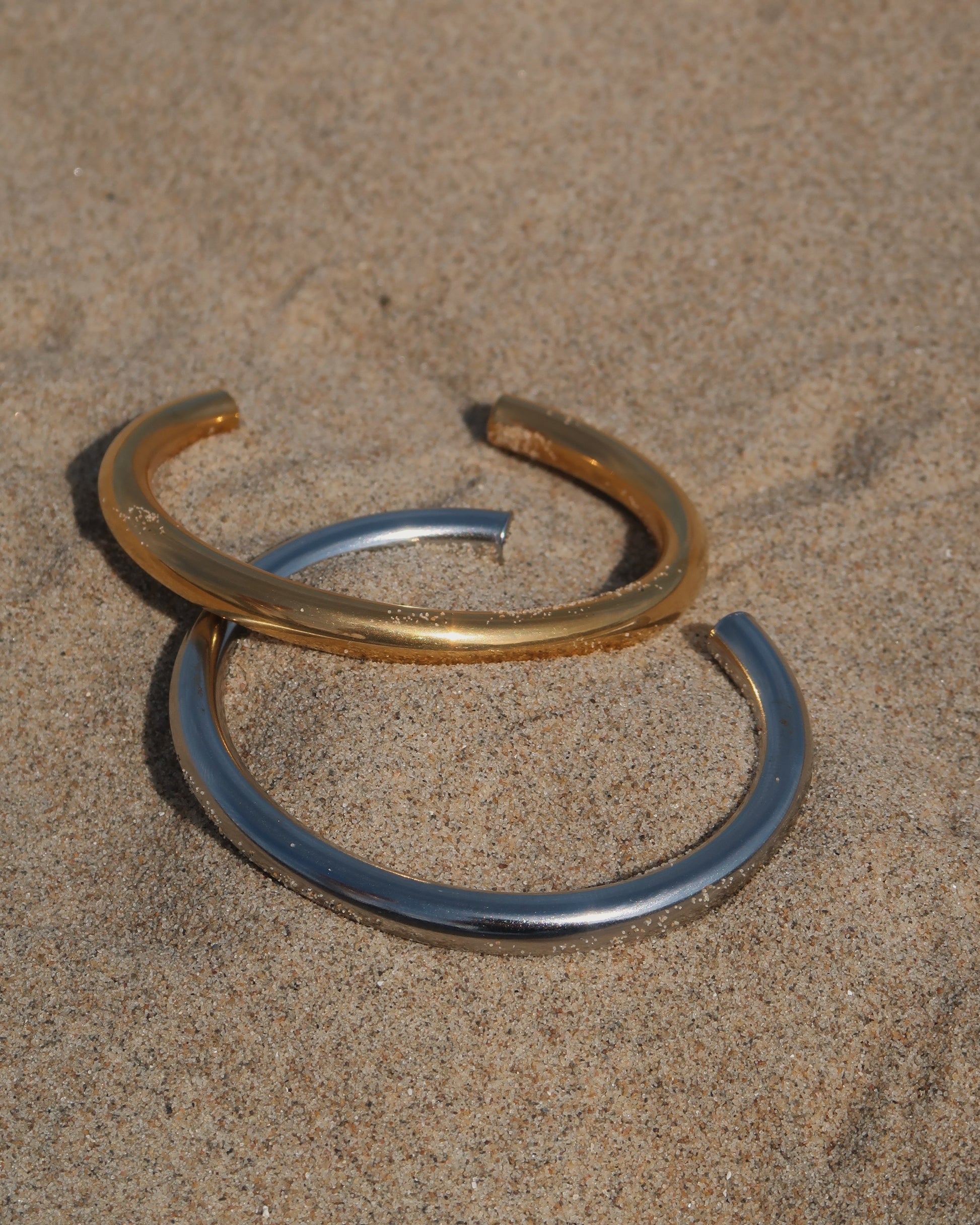 Minimalistische ronde armband van stainless steel met open achterkant, in goud en zilver 