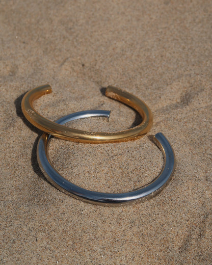 Minimalistische ronde armband van stainless steel met open achterkant, in goud en zilver 