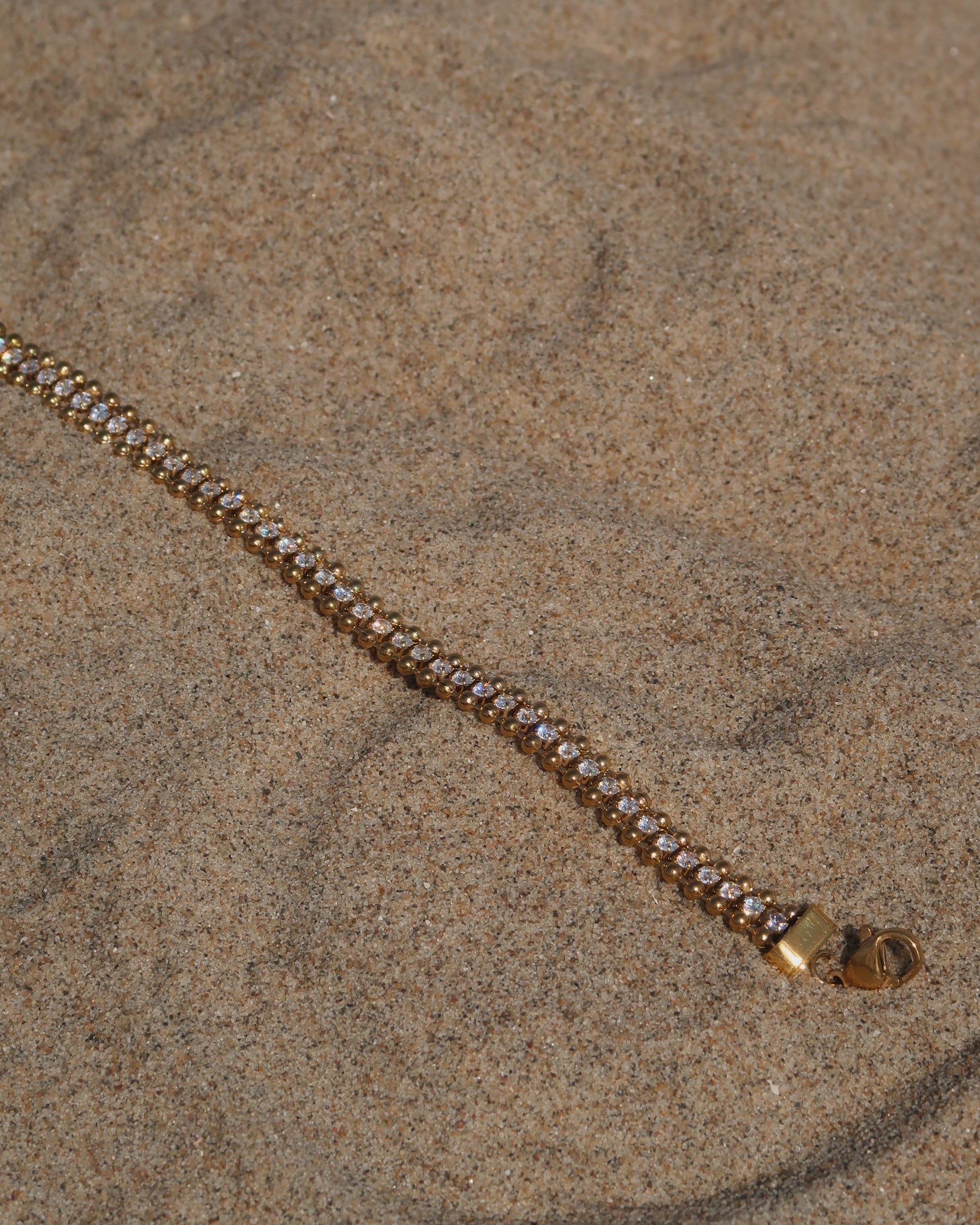 Goudkleurige armband met zilveren steentjes en verstelbare sluiting – stainless steel