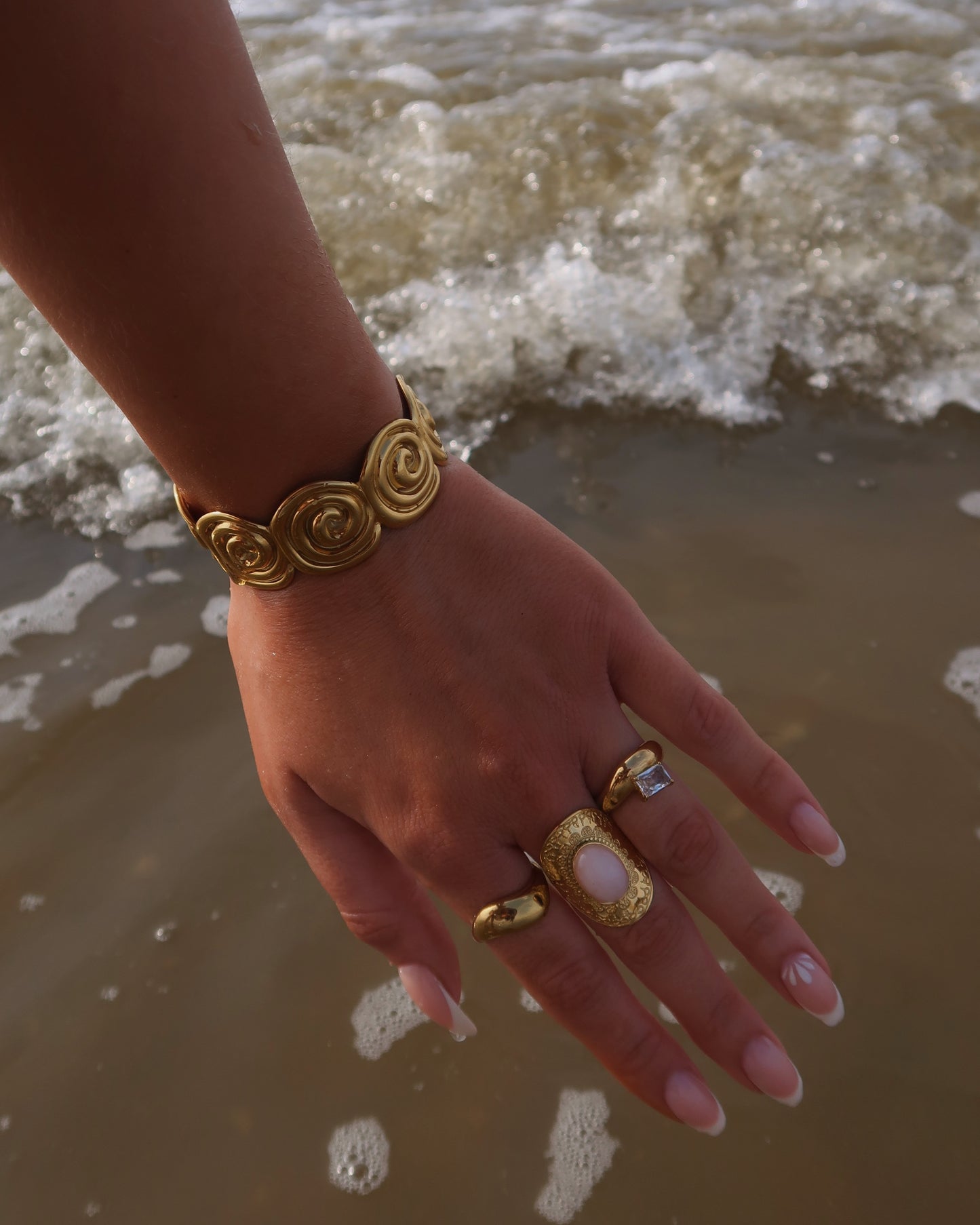 Verstelbare gouden armband met grove schelpen, gemaakt van stainless steel