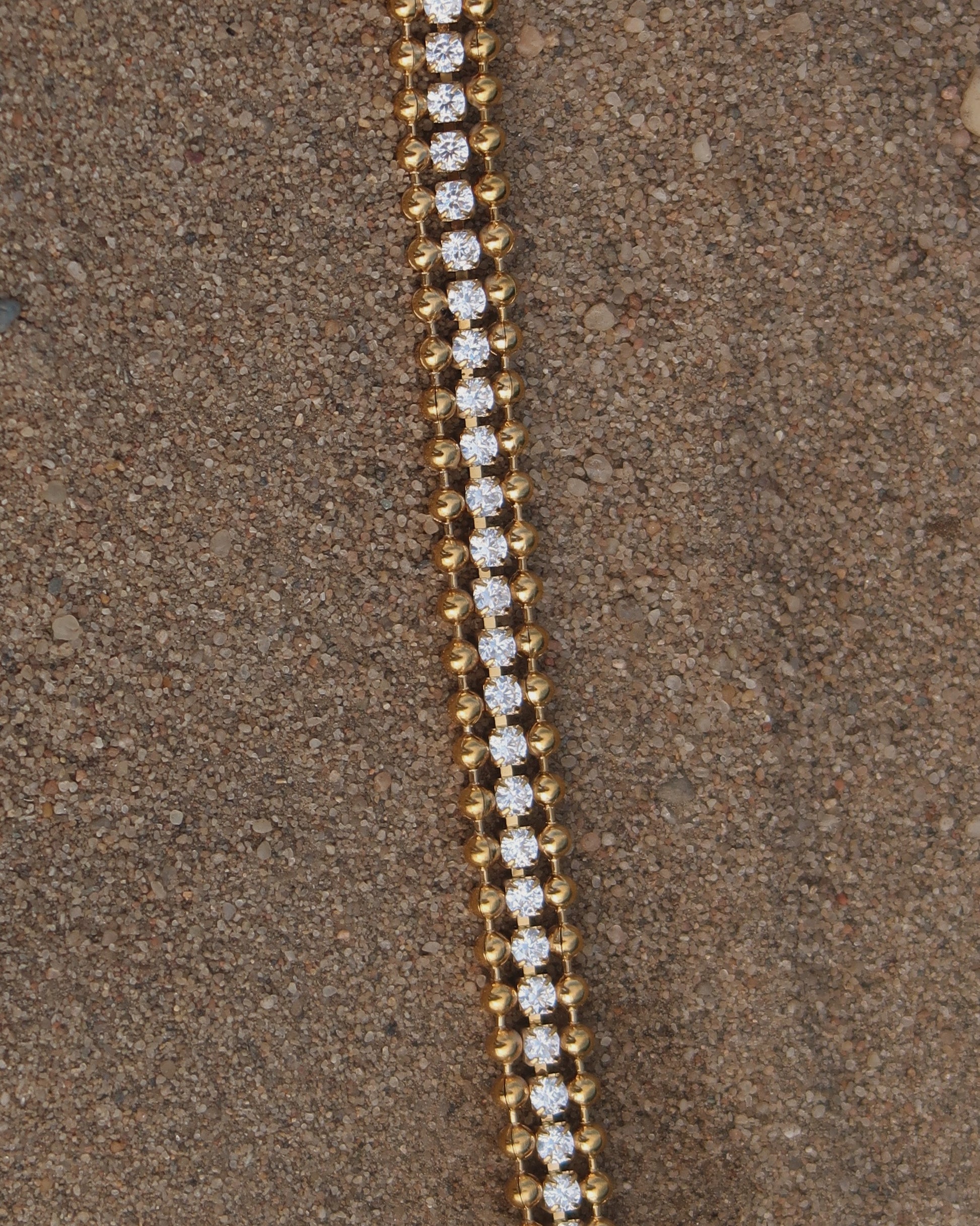 Goudkleurige armband met zilveren steentjes en verstelbare sluiting – stainless steel