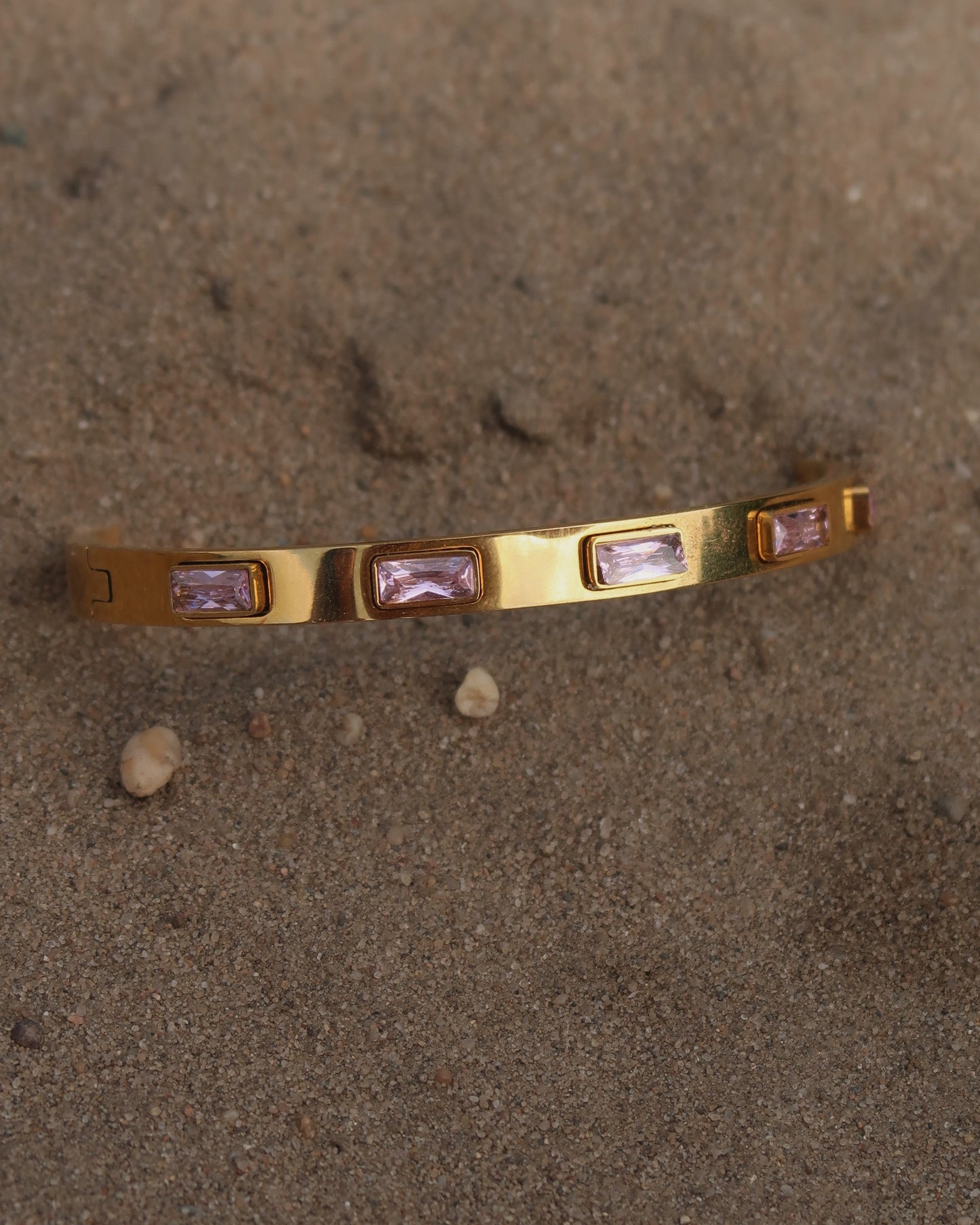 Gouden bangle met vierkante roze steentjes, stainless steel