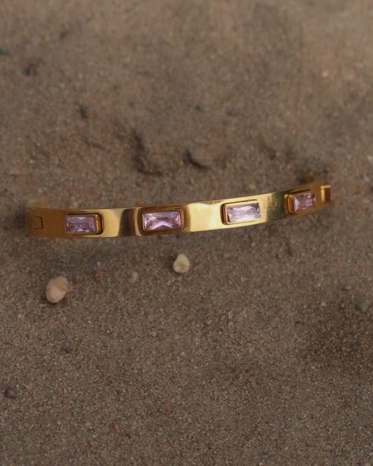 Gouden bangle met vierkante roze steentjes, stainless steel