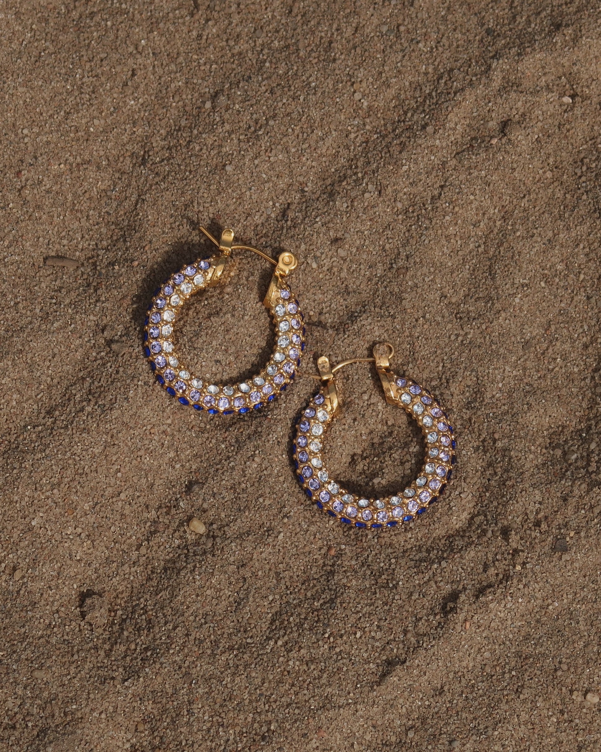 Ronde gouden oorbellen met kleurrijke steentjes, stainless steel, vrolijk en opvallend design