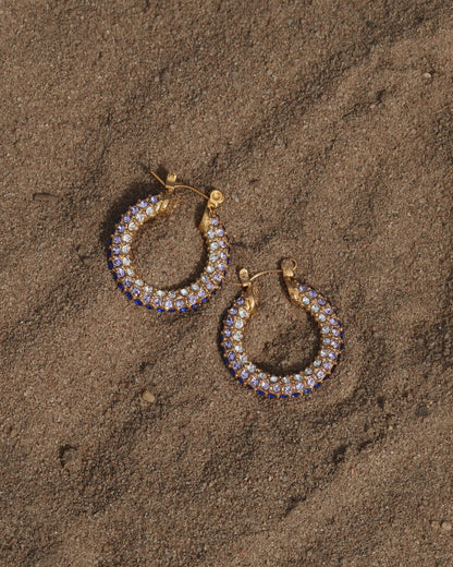 Ronde gouden oorbellen met kleurrijke steentjes, stainless steel, vrolijk en opvallend design