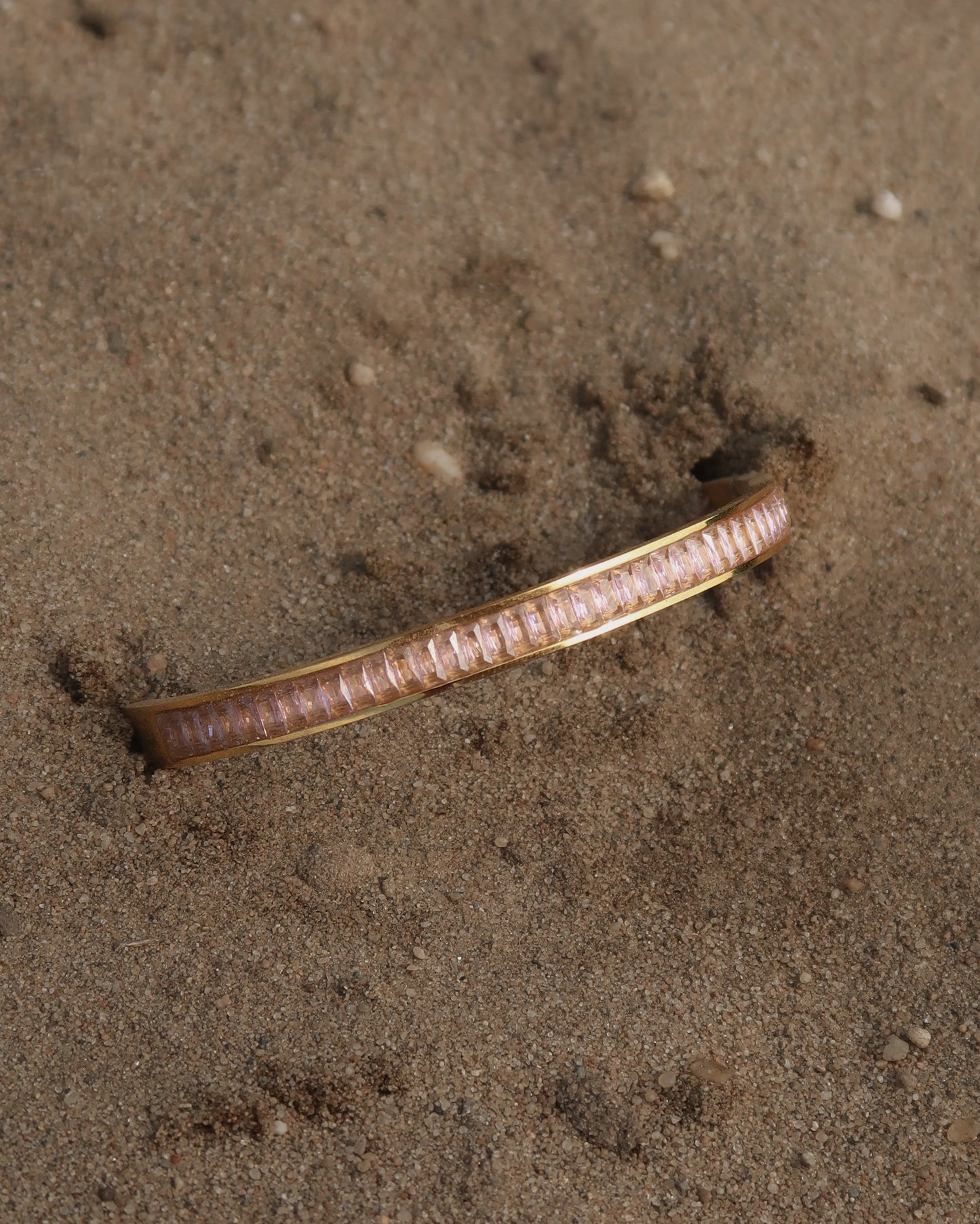 Gouden bangle met roze detail, stainless steel