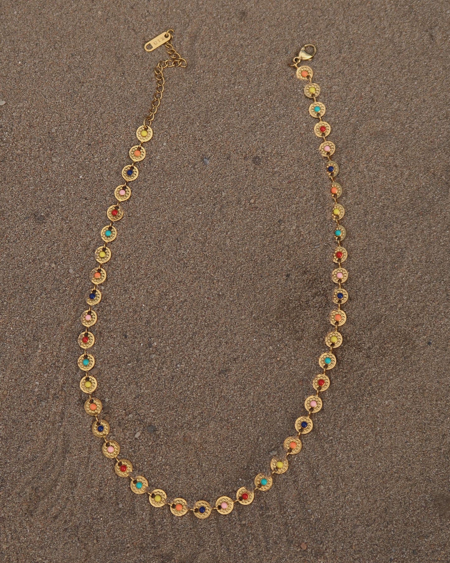 Gouden statement ketting met rondjes en gekleurde bloemdetails