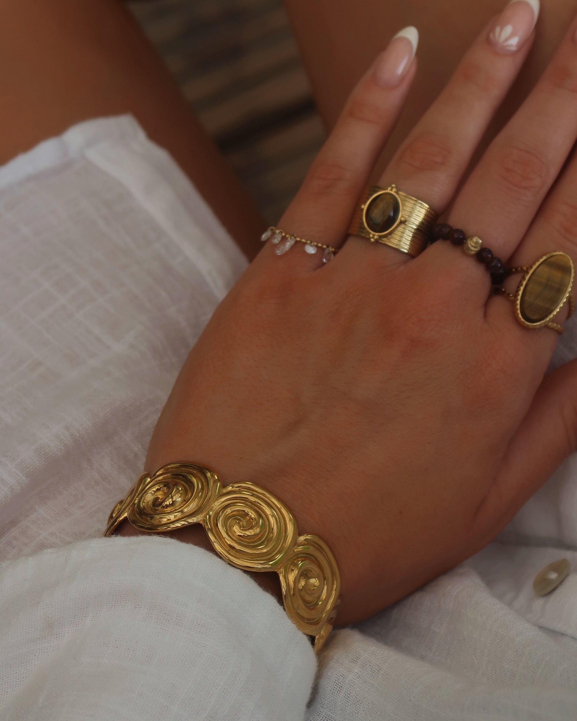 Verstelbare gouden armband met grove schelpen, gemaakt van stainless steel