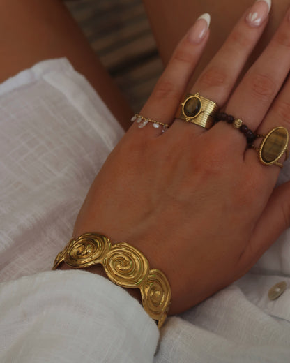 Verstelbare gouden armband met grove schelpen, gemaakt van stainless steel