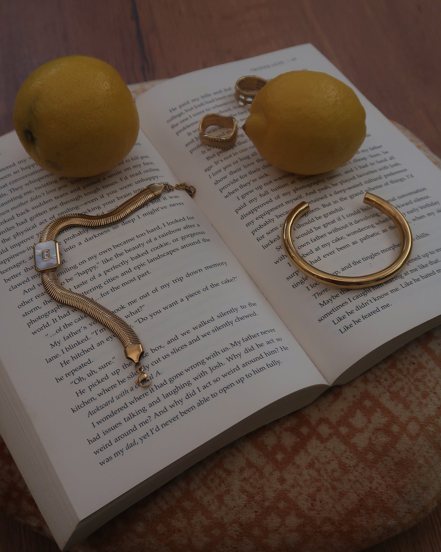 Dolly Bracelet met verfijnd slangenbandje, witte glanzende steen en verstelbare sluiting; waterproof en gemaakt van stainless steel.