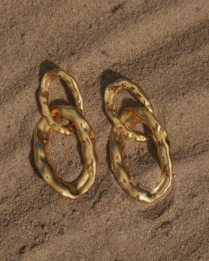 Gouden statement oorbel met twee asymmetrische cirkels, gemaakt van stainless steel