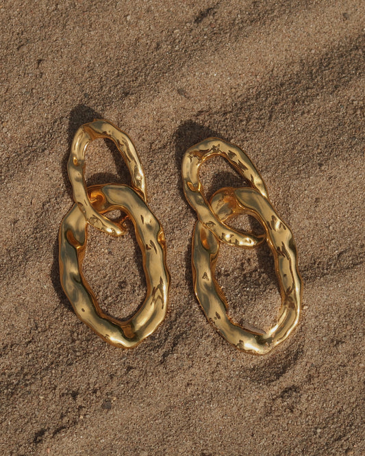 Gouden statement oorbel met twee asymmetrische cirkels, gemaakt van stainless steel