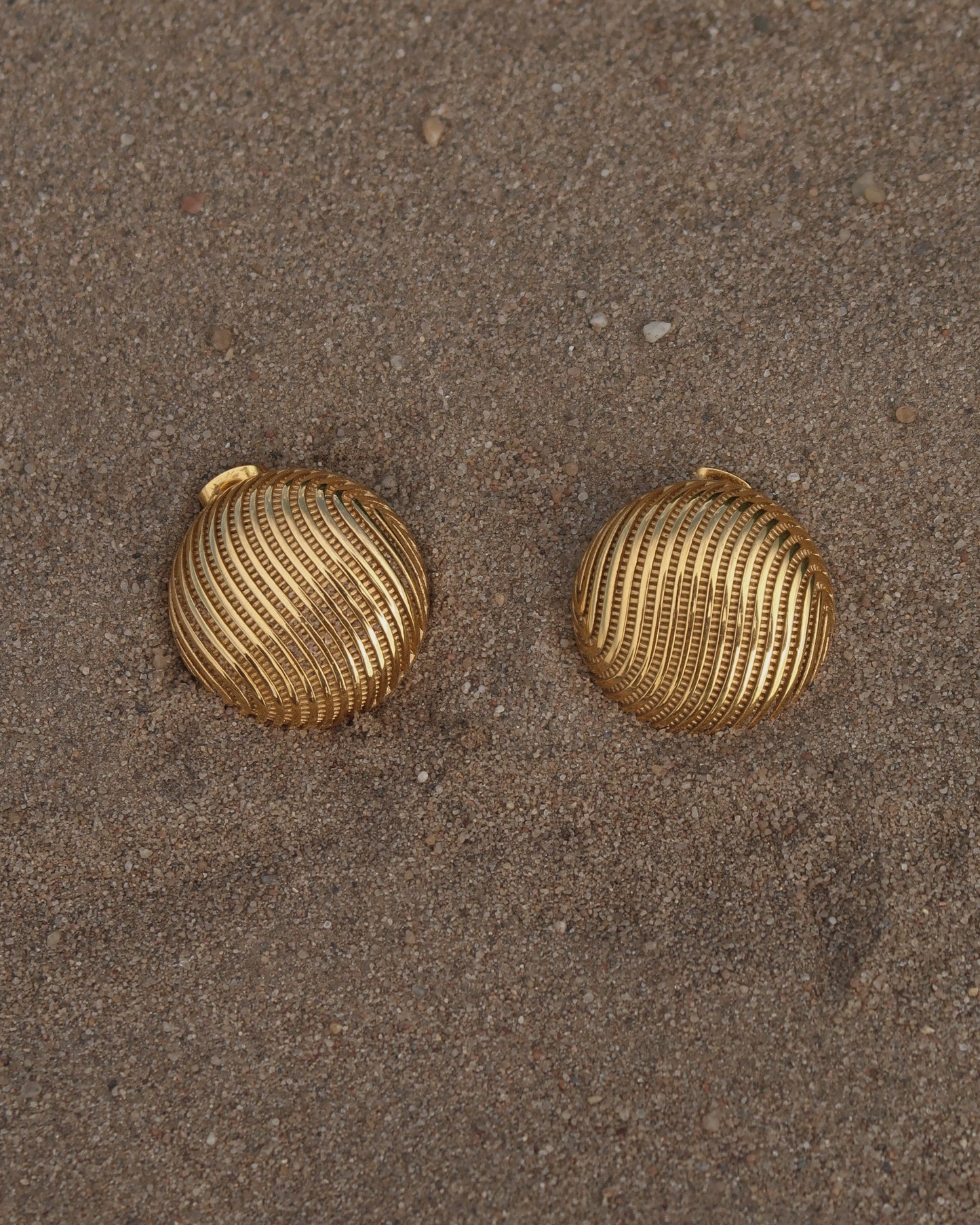 Gouden ronde oorbellen met subtiel reliëfpatroon, gemaakt van stainless steel