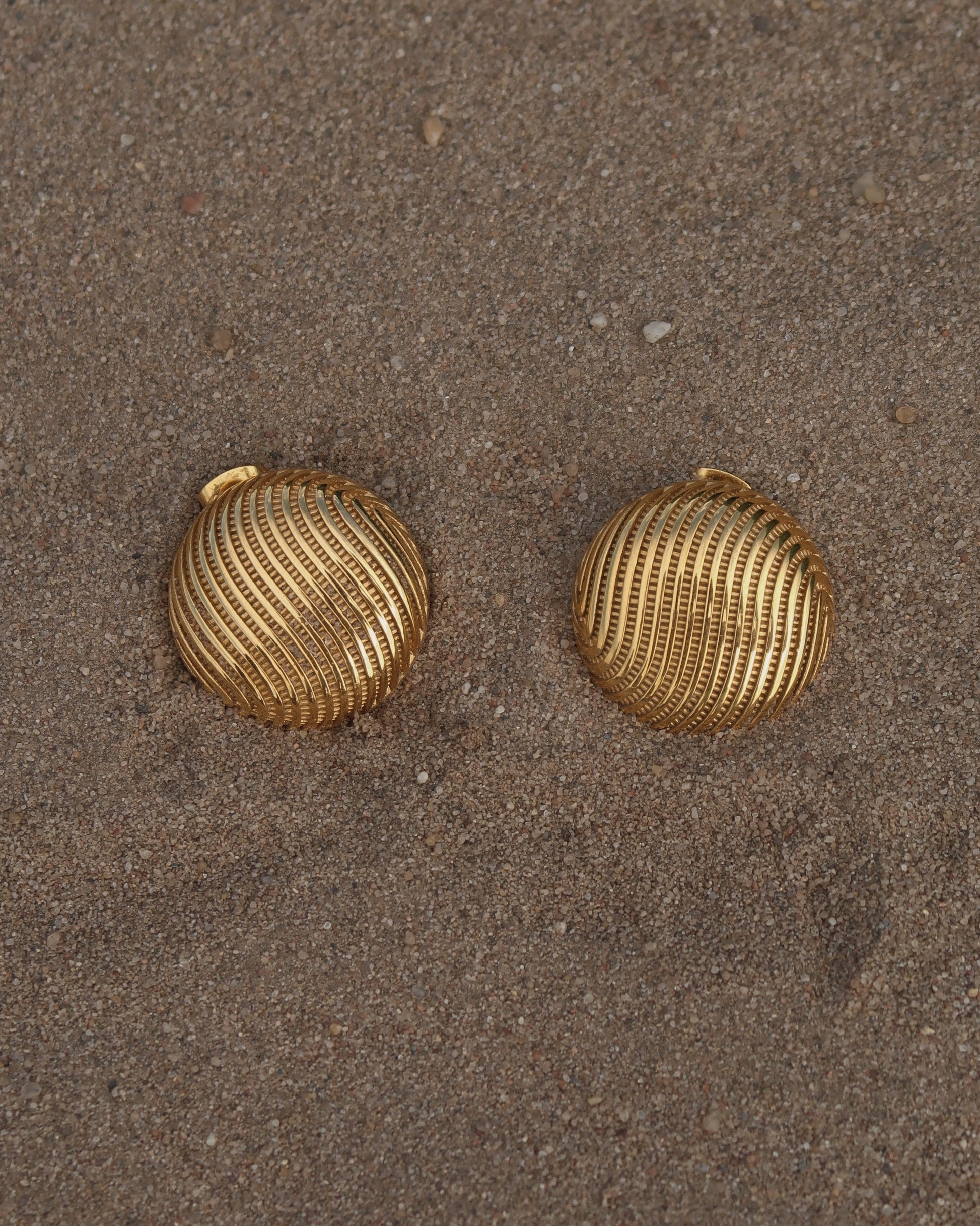 Gouden ronde oorbellen met subtiel reliëfpatroon, gemaakt van stainless steel