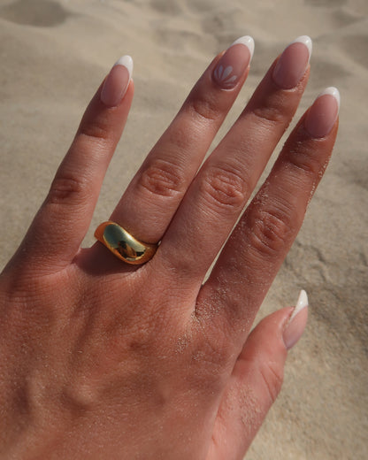Goud- of zilverkleurige ring met wavy design en gladde afwerking