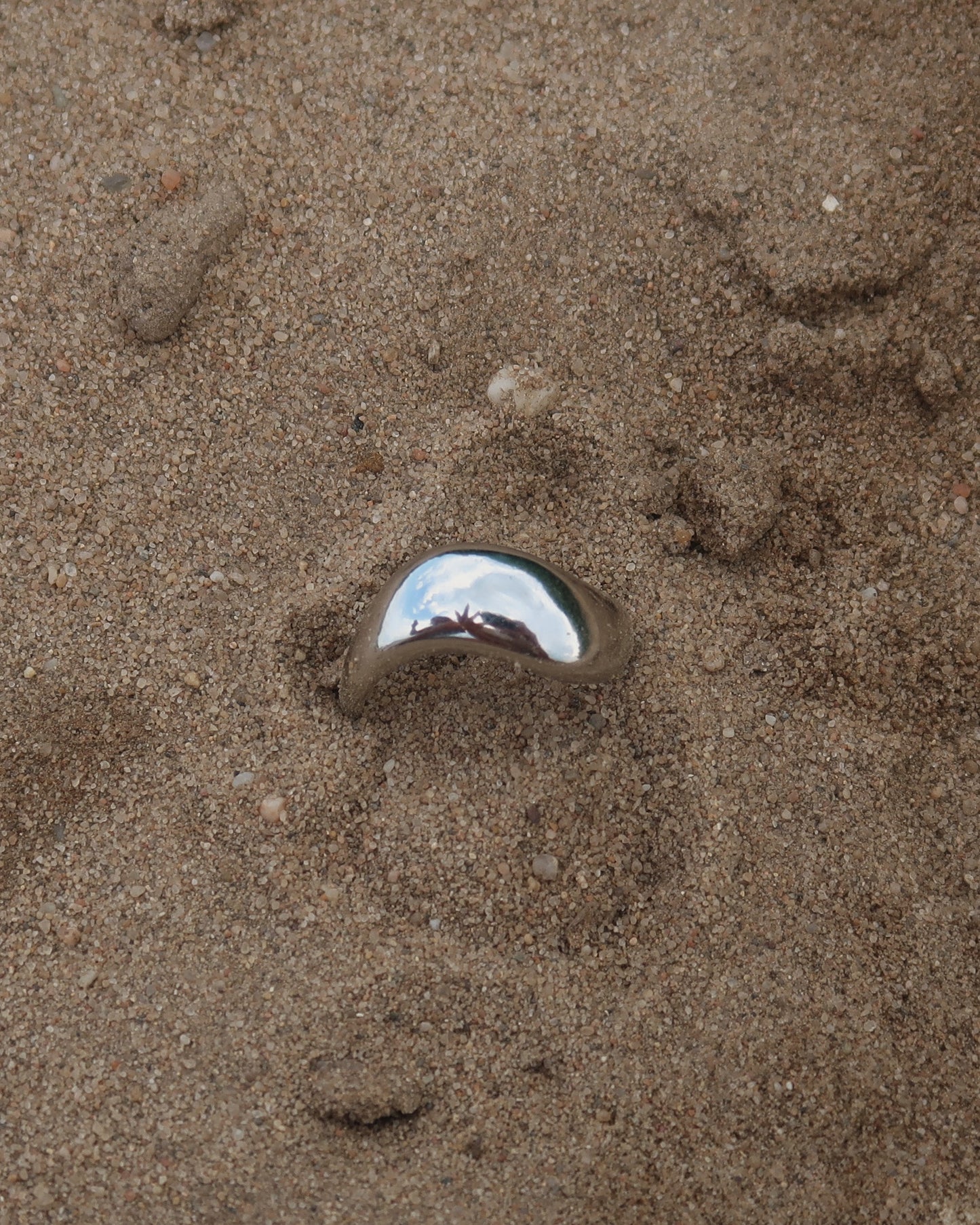 Goud- of zilverkleurige ring met wavy design en gladde afwerking