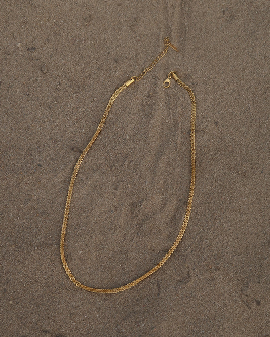Minimalistische gouden ketting met subtiele twisted details, perfect voor dagelijks gebruik.